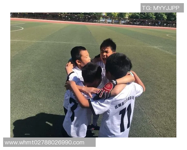 腹肌吸睛的足球球星训练日常与赛场激情瞬间揭秘